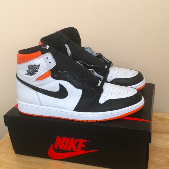 NIKE AIR JORDAN 1 RETRO HIGH OG SNEAKERS - Picture 3 of 12